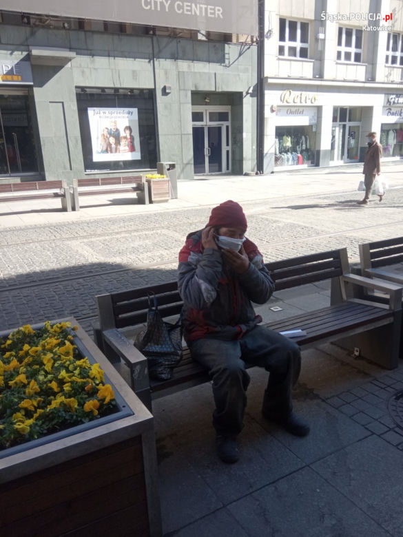 Bezdomni też muszą nosić maseczki! Policjanci z Katowic o to zadbali 