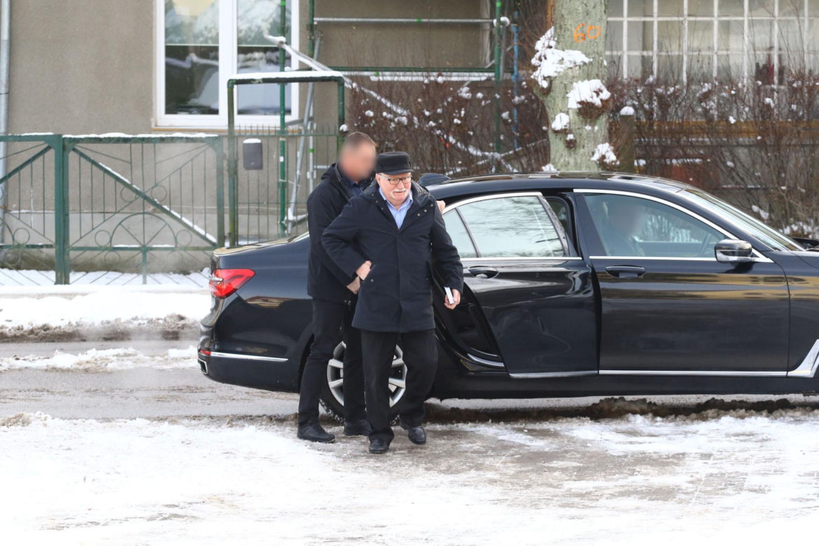 Lech Wałęsa ślizga się na chodniku w drodze do kościoła