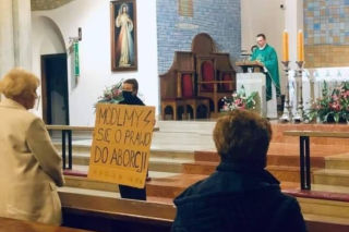 Warszawa: Wojna kobiet przenosi się do kościołów! Protestujący dewastują świątynie