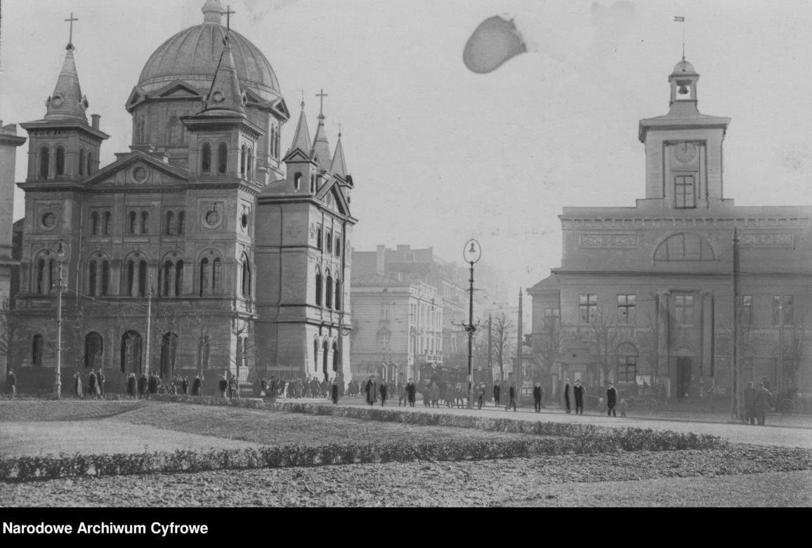Plac Wolności z kościołem św. Trójcy i starym ratuszem /1925 - 1939