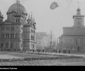 Plac Wolności z kościołem św. Trójcy i starym ratuszem /1925 - 1939