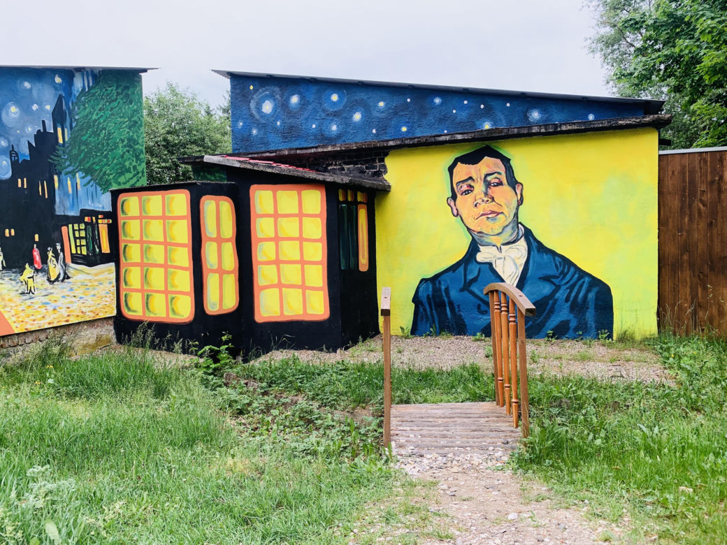 Kolorowe domy inspirowane twórczością Vincenta van Gogha zamieniły wieś liczącą zaledwie stu mieszkańców w prawdziwą atrakcję turystyczną