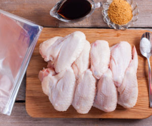 Skrzydełka pieczone w woreczku: przepis krok po kroku