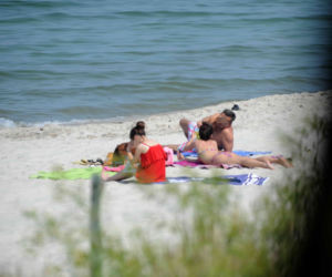 Kaczyńska z nieznajomym smaży się na plaży