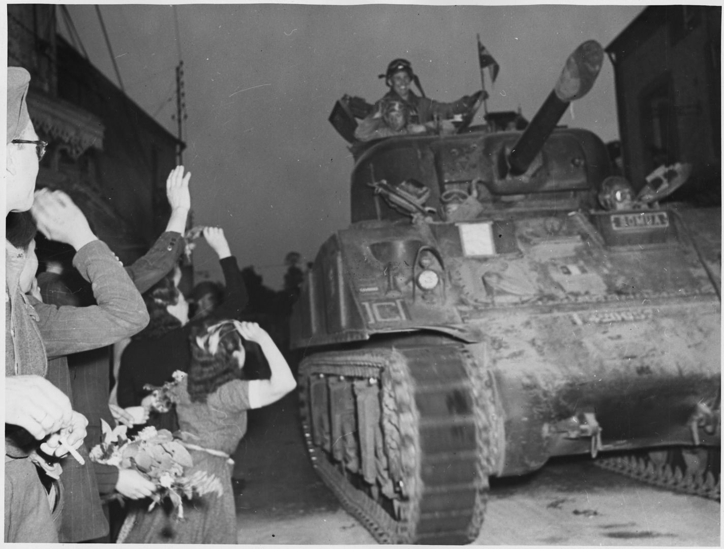 Czołg Sherman "Valois" zdewastowany. Historyczny symbol walki o wolność Francji pomalowany na różowo