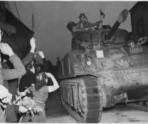 Czołg Sherman Valois zdewastowany. Historyczny symbol walki o wolność Francji pomalowany na różowo