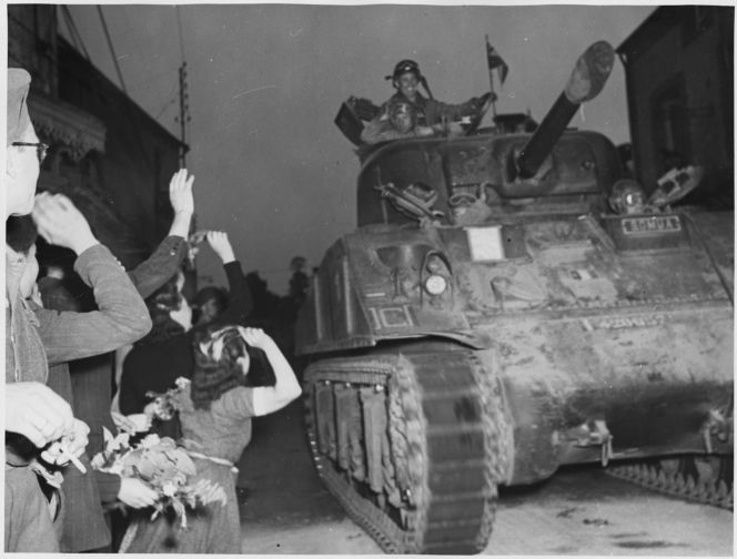 Czołg Sherman "Valois" zdewastowany. Historyczny symbol walki o wolność Francji pomalowany na różowo