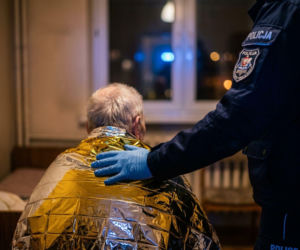Policjanci z Krapkowic uratowali seniora. Mężczyzna od tygodni leżał w łóżku