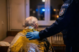 Policjanci z Krapkowic uratowali seniora. Mężczyzna od tygodni leżał w łóżku