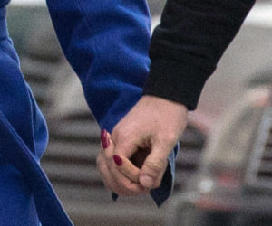 Beata Tadla z partnerem trzymają się za ręce. 