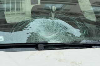 Przewiózł go na masce, to mu wybił szybę. Awantura w centrum Warszawy. Poniosły emocje. Obaj byliśmy winni