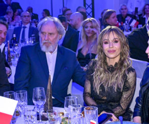 Co za kontrast! Doda w skąpej stylizacji przy stole z Wałęsą. Artystka odsłoniła pośladki