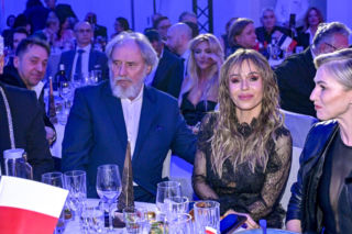 Co za kontrast! Doda w skąpej stylizacji przy stole z Wałęsą. Artystka odsłoniła pośladki