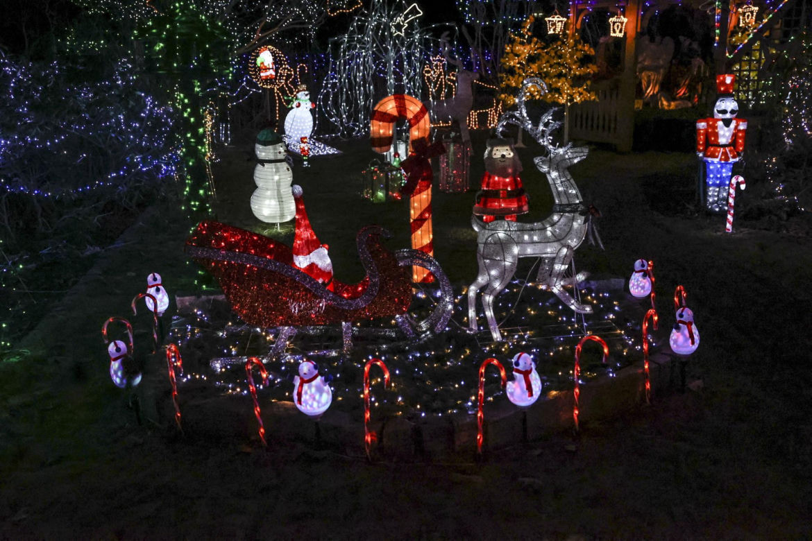 Promyk nadziei wśród szarych bloków. Ta iluminacja na osiedlu zachwyca!