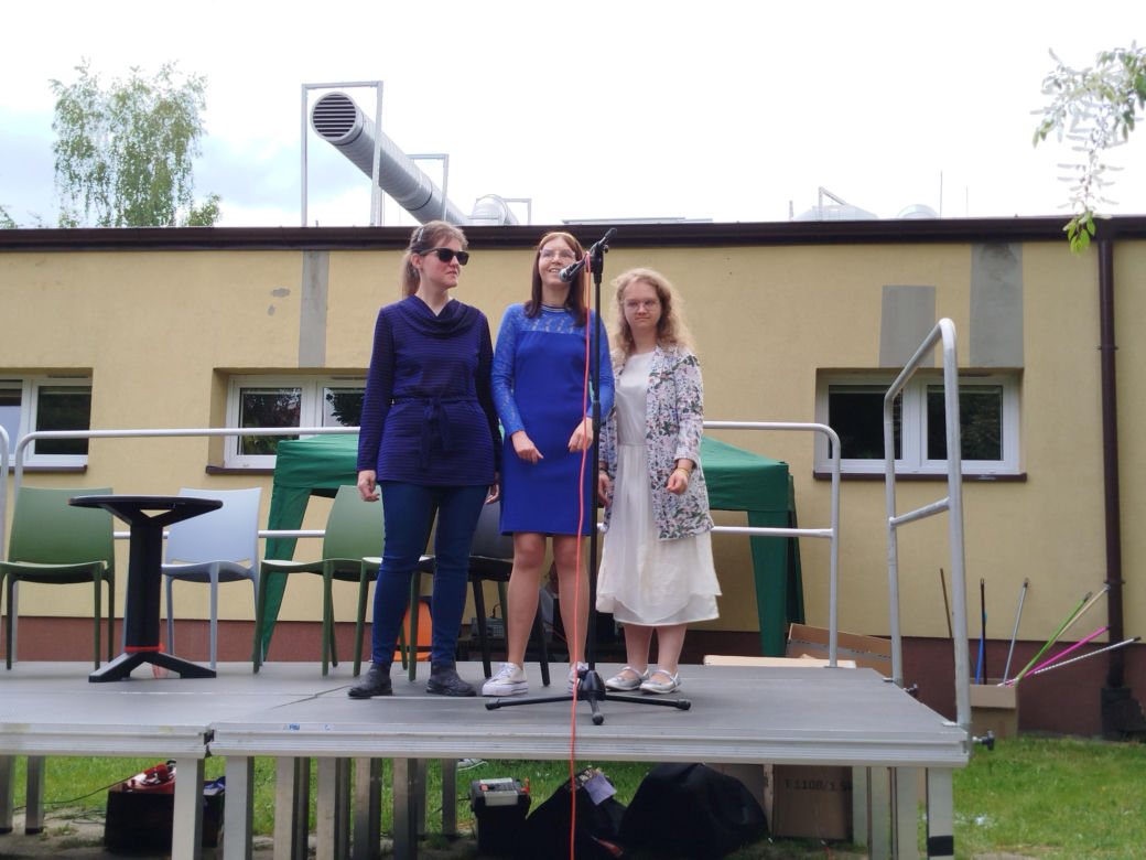 Przez lata ŚDS w Siedlcach działał w dwóch lokalizacjach, teraz już oficjalnie funkcjonuje w jednym miejscu, w budynkach dostosowanych do potrzeb osób z niepełnosprawnościami. 