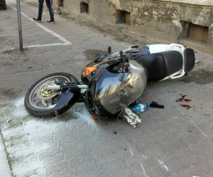 W centrum Bydgoszczy motocykl zderzył się z audi.