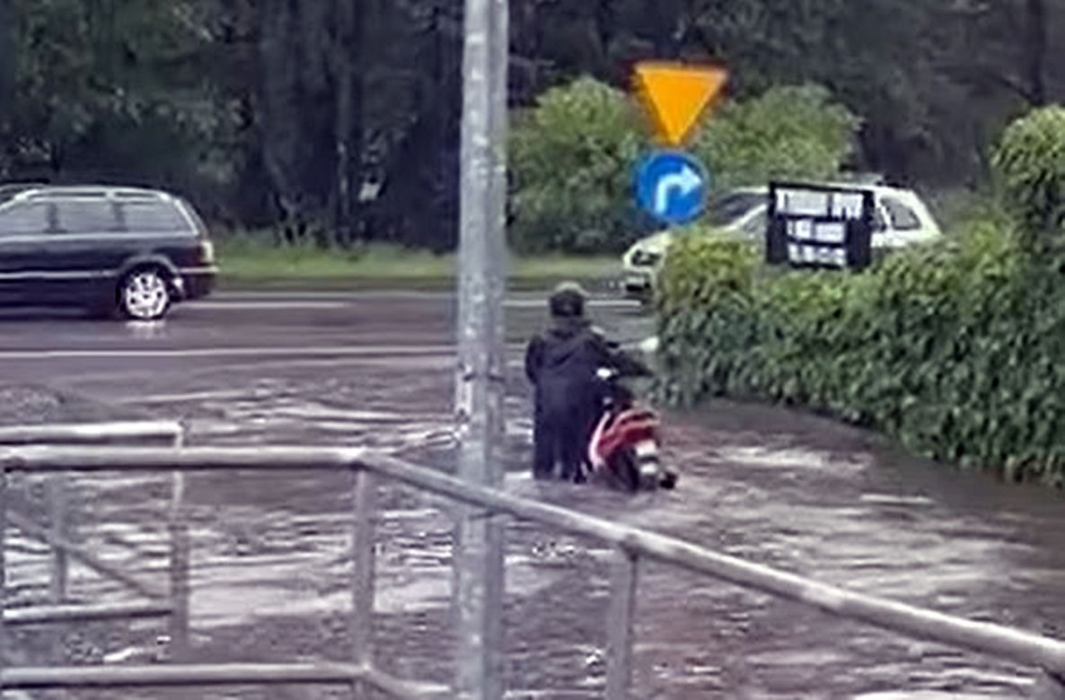 Oberwanie chmury na Śląsku. Drogi zalane, potoki wystąpiły z brzegów