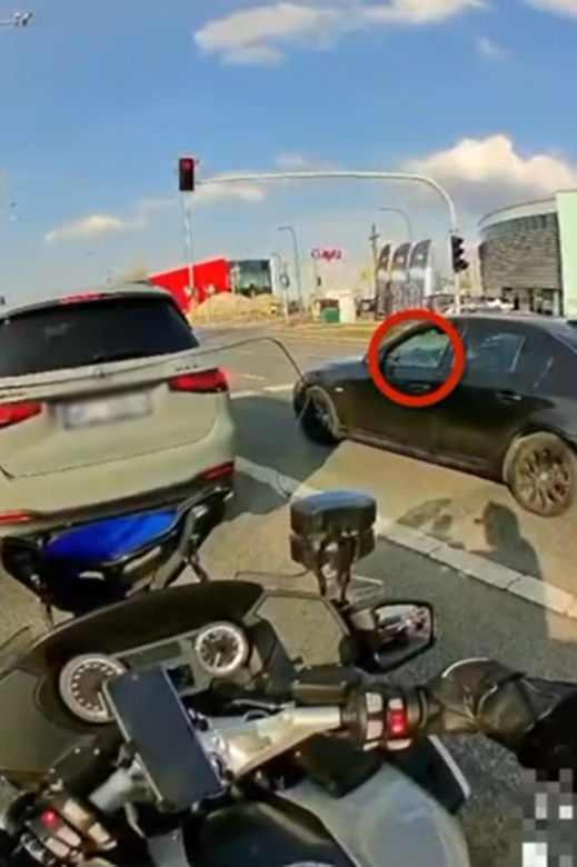 Nie zauważył policyjnego patrolu, bo zagapił się na telefon