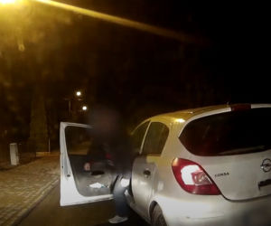 Nocna agresja kierowcy w Toruniu. Zdjęcia z kamery samochodowej poszkodowanego