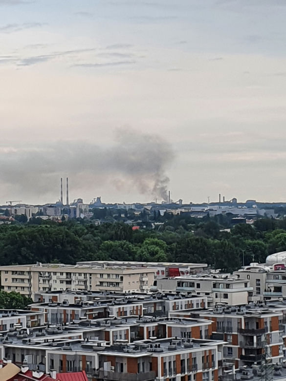 Kłęby czarnego dymu nad kombinatem