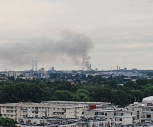 Kłęby czarnego dymu nad kombinatem