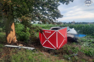 Tragiczny wypadek na prostym odcinku drogi! Nie żyje jedna osoba