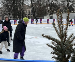 Lodowisko wróciło do centrum Lublina. Plac Litewski znów pełen łyżwiarz