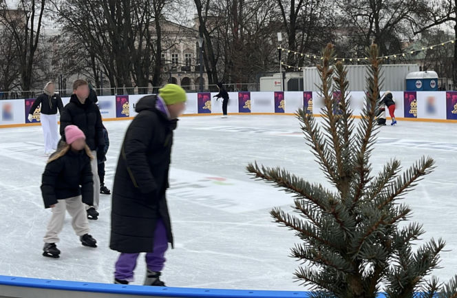 Lodowisko wróciło do centrum Lublina. Plac Litewski znów pełen łyżwiarz