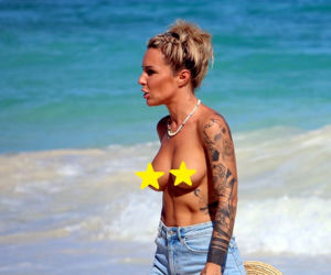 Blanka Lipińska świeci golizną na plaży