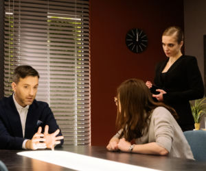 BrzydUla 2 odc. 78. Marek (Filip Bobek), Ula (Julia Kamińska), Nadia (Magdalena Koleśnik)