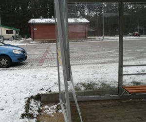 Zniszczono wiatę przystankową przy cmentarzu w Dywitach. Pasażerowie muszą liczyć się z niedogodnościami [ZDJĘCIA]
