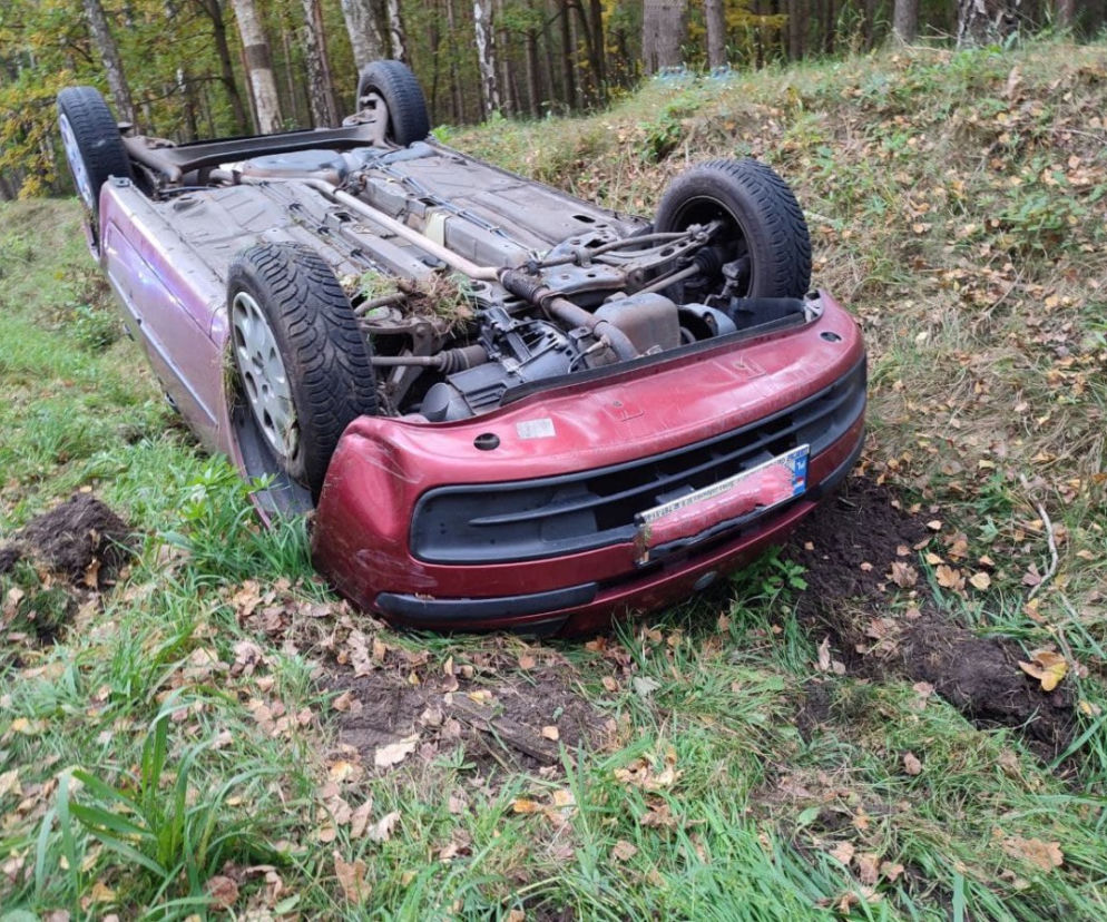 Straciła panowanie nad fiatem. 19-latka rajd zakończyła dachowaniem w rowie
