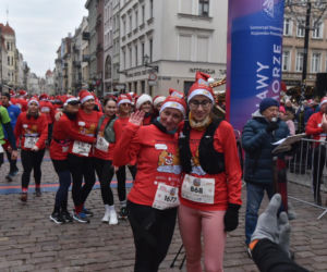 23. Festiwal Biegów Świętych Mikołajów w Toruniu. Zdjęcia ze starówki