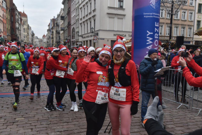 23. Festiwal Biegów Świętych Mikołajów w Toruniu. Zdjęcia ze starówki
