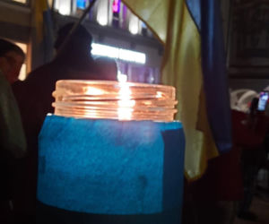 Olsztyn. Demonstracja przeciwko wojnie na Ukrainie. Ludzie nieśli znicze i flagi [ZDJĘCIA]