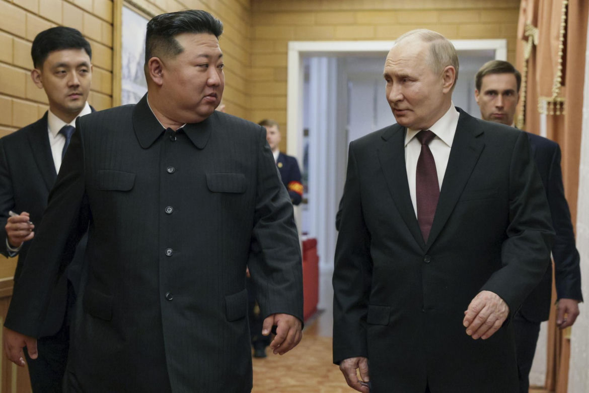 Putin w objęciach Kim Dzong Una! "Przyjacielska pogawędka"