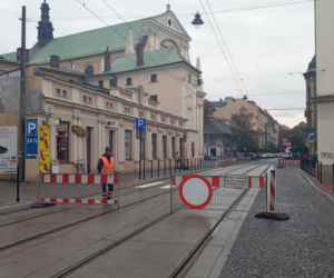 Kuriozum w centrum Krakowa. Tramwaje przepuszcza dróżnik