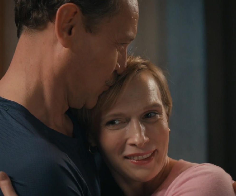 Paweł Ławrynowicz jako Stefaniak i Weronika Nockowska jako Sonia w scenie z serialu Barwy szczęścia, Stefaniak czule obejmuje Sonię, która uśmiecha się lekko, nieświadoma jego złych intencji. Więcej o ich relacji i innych wątkach z Super Seriale przeczytasz na naszym portalu.