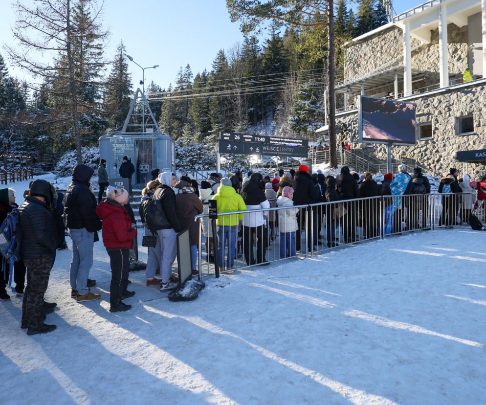 Fatalne warunki w Tatrach. Jest mroźno, ślisko, a szlaki są zasypane śniegiem. TPN ostrzega turystów