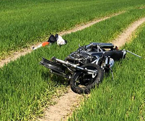 Jeden drobny błąd kosztował go życie. Tragiczna śmierć motocyklisty niedaleko Torunia