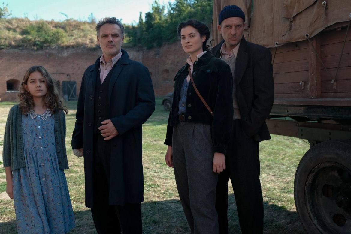 Zatoka szpiegów 2, odcinek 13. Jadzia (Ninel Kos), Redlińskiego (Jan Wieczorkowski), Anna Malicka (Maria Świłpa), Johann (Karol Pocheć)