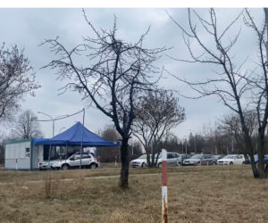 Koronawirus. Gigantyczne KOLEJKI do punktów drive-thru w Łodzi!