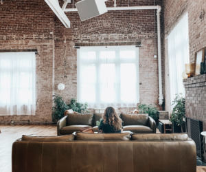 Instalacja elektryczna natynkowa – konieczność czy element aranżacji? 