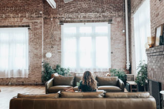 Instalacja elektryczna natynkowa – konieczność czy element aranżacji? 