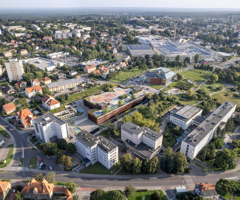 8 | Miejsca postojowe w przestrzeni publicznej są jednocześnie niezbędne i kłopotliwe. Sky Park jest przykładem, że nawet duży parking może być przyjazny miastu i pieszym