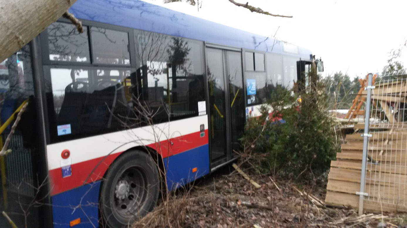 Groźny wypadek w podbydgoskim Niemczu. Autobus zderzył się z osobówką! [ZDJĘCIA]