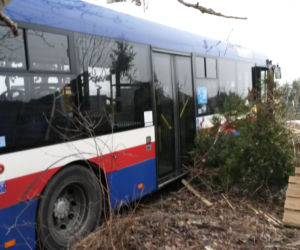 Groźny wypadek w podbydgoskim Niemczu. Autobus zderzył się z osobówką! [ZDJĘCIA]