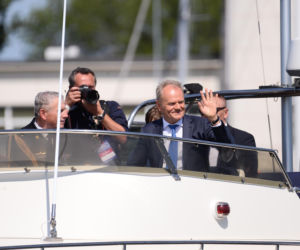Święto Wojska Polskiego. Donald Tusk na jachcie w Gdyni.