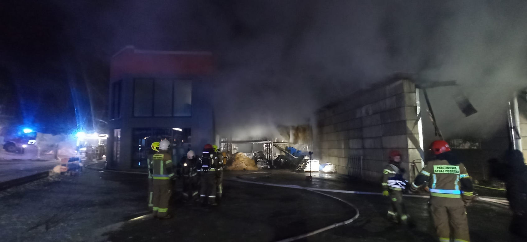 Nowa Biała. Gigantyczny pożar w składzie budowlanym. Prawie 100 strażaków walczyło z ogniem