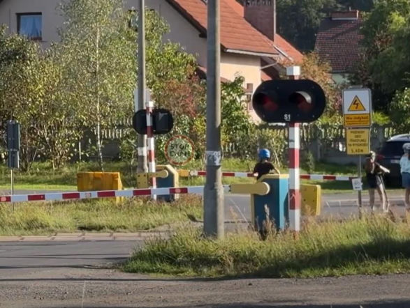 Dzieci na hulajnogach ominęły rogatki. Chwilę później przejechał pociąg [WIDEO]